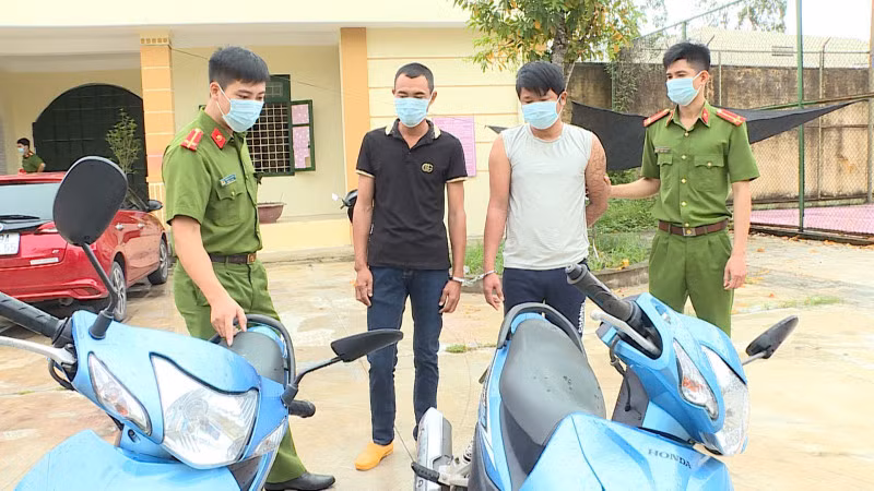 Hai bị can cùng tang vật tại Cơ quan điều tra.