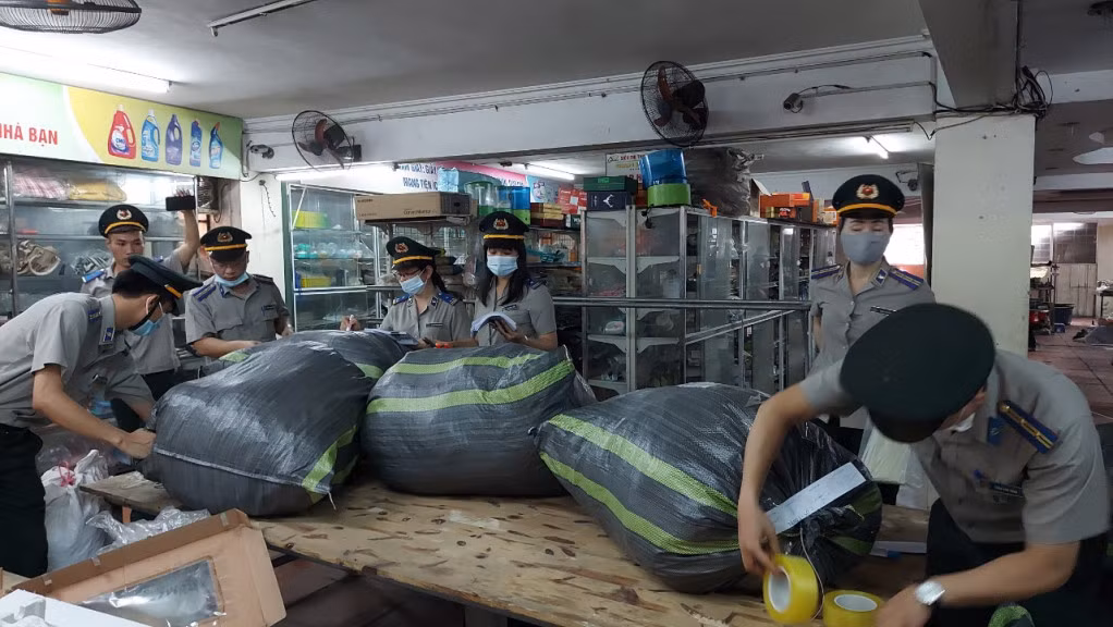 Chấp hành viên Cục THADS tỉnh niêm phong tài sản trong một vụ cưỡng chế thi hành án dân sự trên địa bàn TP Hạ Long, tháng 4/2021.