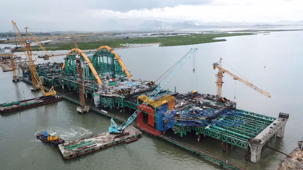 Thi công cầu Cửa Lục 1 (9-2021). Ảnh Đỗ Phương.