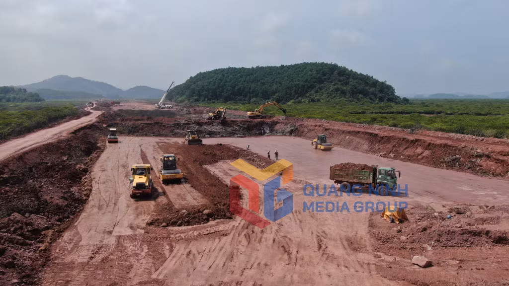 Thi công cao tốc Vân Đồn - Tiên Yên (8-2021). Ảnh: Đỗ Phương