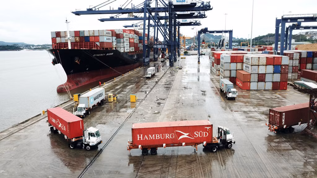 Việc bốc xếp container được giải quyết một cách nhanh nhất.