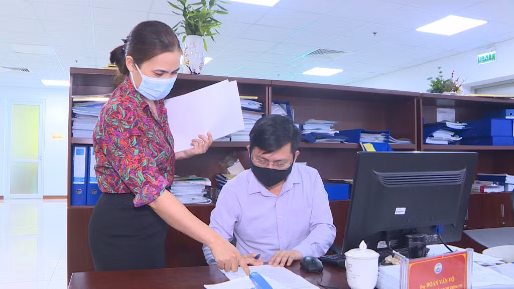 Sở Thông tin và Truyền thông tổ chức ký cam kết thực hiện công tác phòng, chống dịch trong dịp nghỉ lễ Quốc khánh 2/9 đến các phòng, đơn vị trực thuộc.