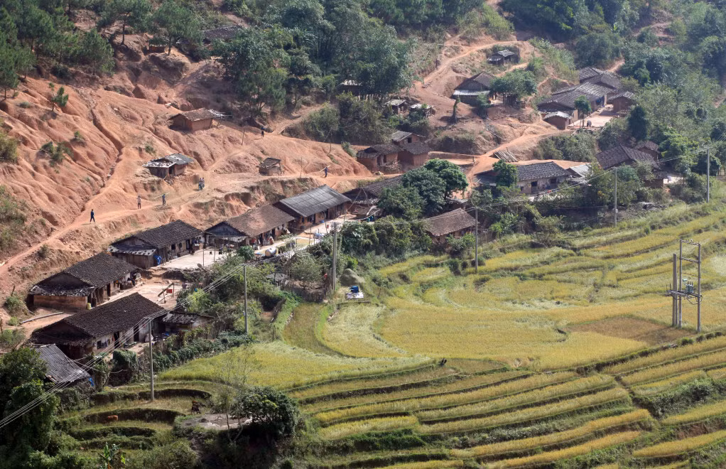 Bản Ngàn Phe, Bình Liêu chụp năm 2013 cũng tương tự, giờ không còn thuần những nếp nhà xưa theo lối truyền thống nữa.
