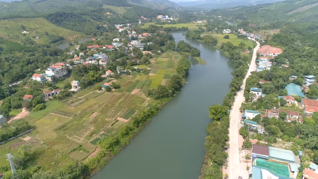 Con sông yên bình và thơ mộng.