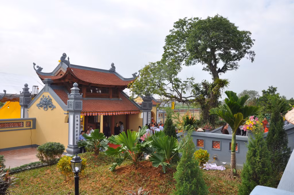 Chùa Trung Tiết được đầu tư và khánh thành vào cuối năm 2018, từ nguồn công đức đầu tư của Quỹ Thiện tâm, Tập đoàn VinGroup. Ảnh chụp tam quan chùa.