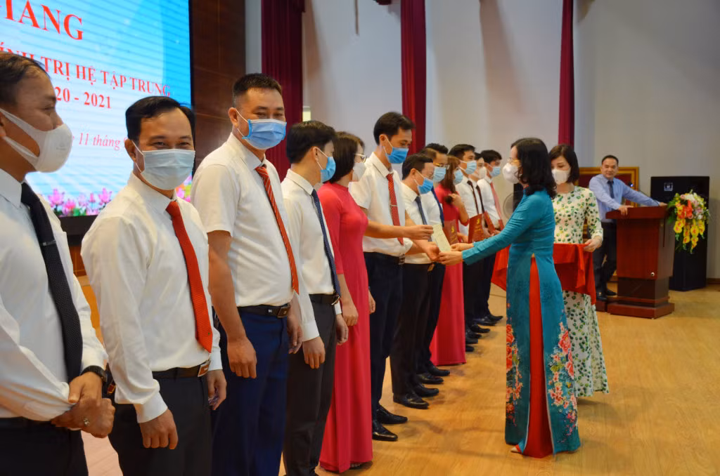 100% học viên lớp Cao cấp lý luận chính trị hệ tập trung, khoá học 2020-2021 đủ điều kiện cấp bằng tốt nghiệp.