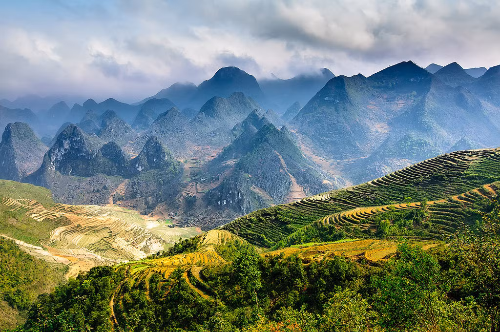 Vẻ đẹp hoang sơ, hùng vĩ của Cao nguyên đá Đồng Văn. (Ảnh: hagiangsensetravel.com)