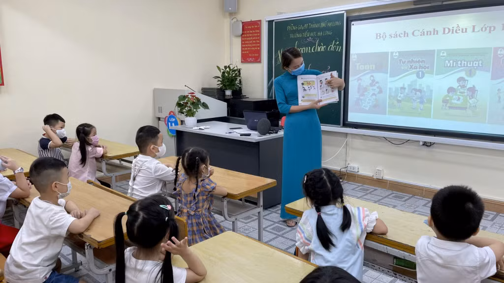 Các em học sinh Trường Tiểu học Hạ Long làm quen với thầy cô, bạn bè và chuẩn bị cho năm học mới trong điều kiện đảm bảo an toàn phòng, chống dịch. Ảnh: Lan Anh