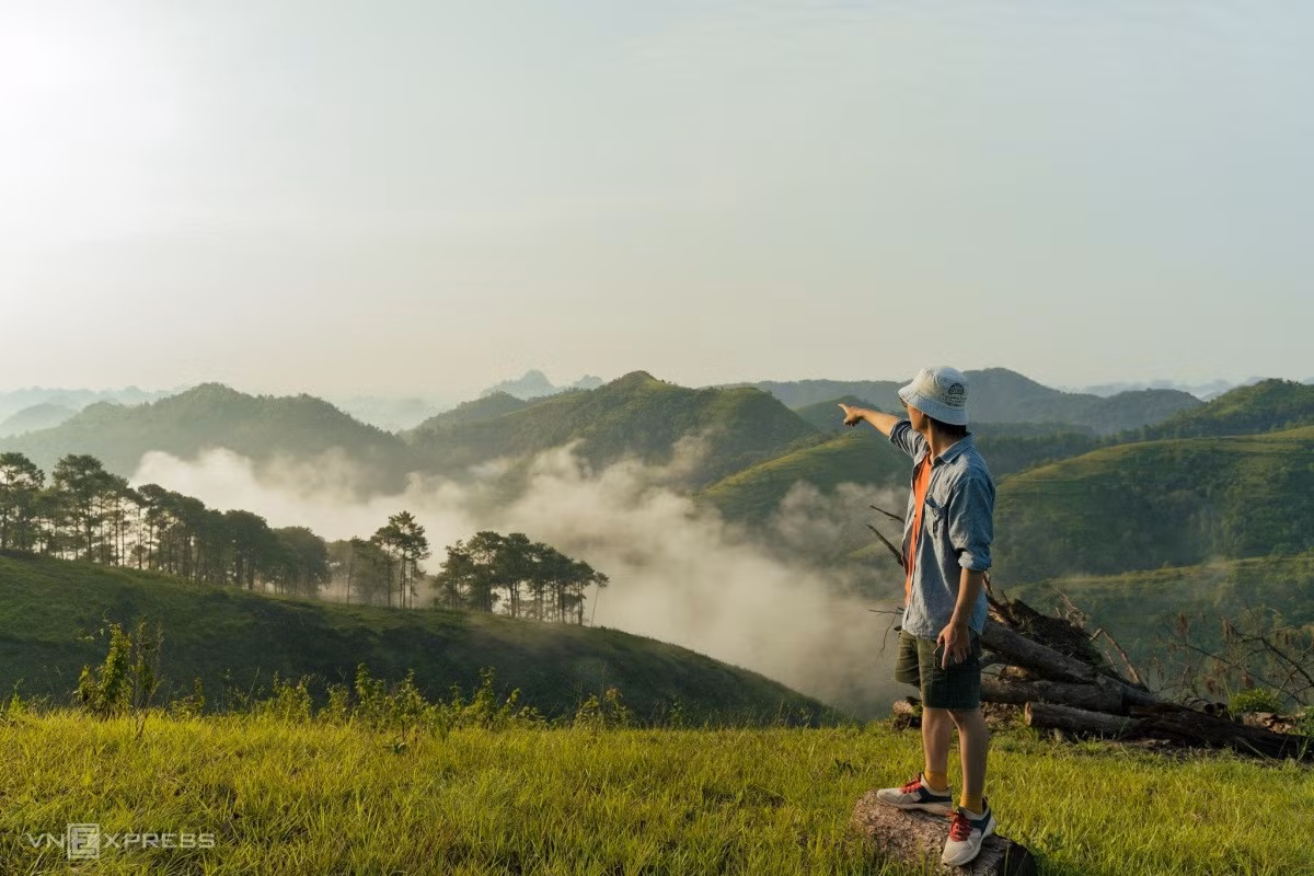 Khi đến chân đồi thông, du khách đi bộ gần 500 m là tới đỉnh đồi. “Chúng tôi chuẩn bị đủ đồ cắm trại trước khi lên đường. Leo đồi khá cao và dốc, ai nấy cũng đều mệt, mồ hôi ướt áo, nhưng khi lên tới đỉnh thì xứng đáng bởi khung cảnh đồi núi xanh mướt hiện ra trước mắt”, Quang Khôi nói.