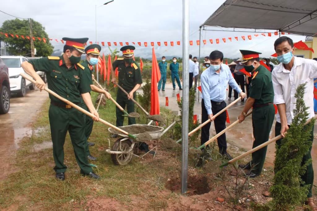 Các đại biểu khởi công công trình "Thắp sáng đường quê" tại thôn Khe Mai (xã Đoàn Kết, huyện Vân Đồn), tháng 5/2021.