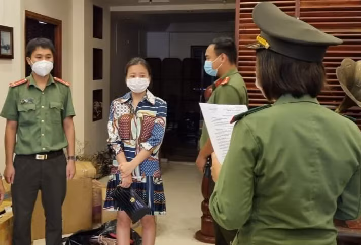 Thực hiện lệnh bắt đối với Văn Thị Thuỳ Tiên. Ảnh: K.C Thực hiện lệnh bắt đối với Văn Thị Thuỳ Tiên. Ảnh: K.C