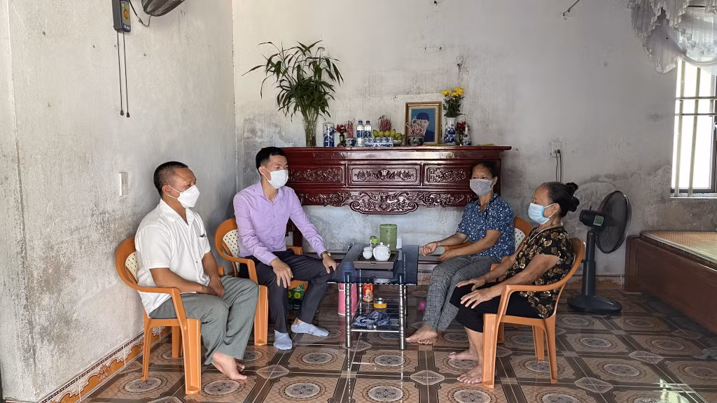 Ông Trần Đức Ba, Phó Bí thư Đảng ủy, Chủ tịch HĐND xã Đông Hải, huyện Tiên Yên (thứ 2, trái sang) nắm tình hình trong nhân dân trên địa bàn xã.