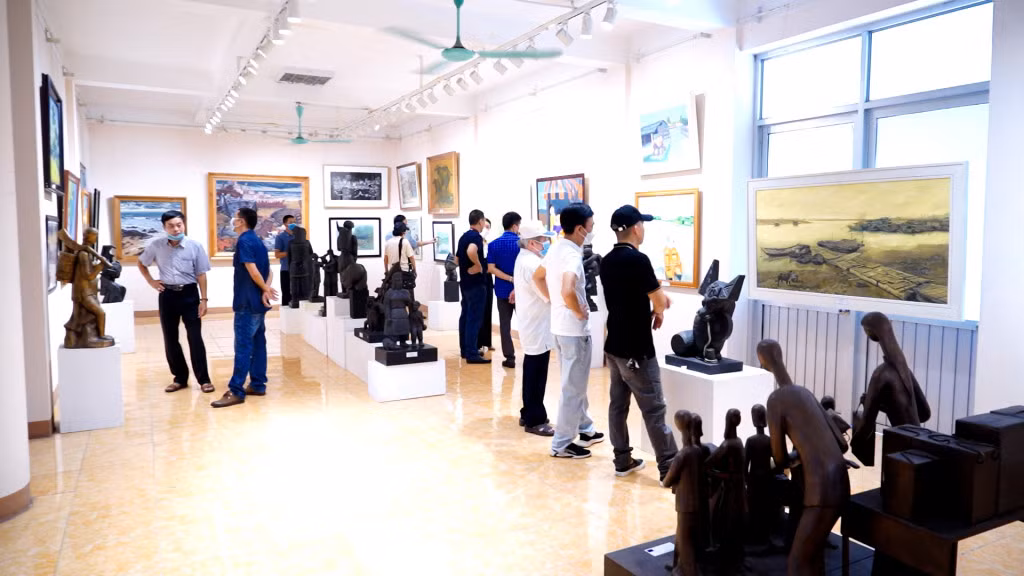 Không gian triển lãm tại tầng 1 và tầng 2 trụ sở Hội VHNT tỉnh.