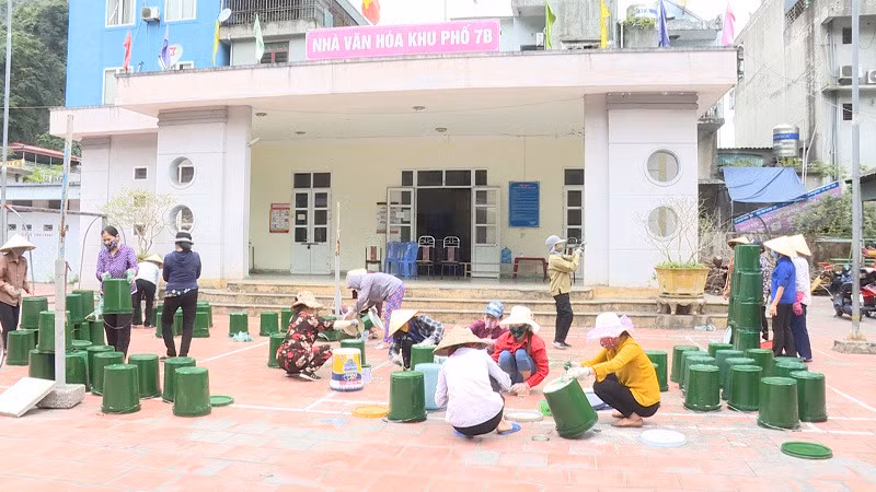 Hội LHPN phường Quang Hanh (TP Cẩm Phả) tái chế thùng rác từ thùng sơn cũ tặng cho các hội viên và người dân trên địa bàn.