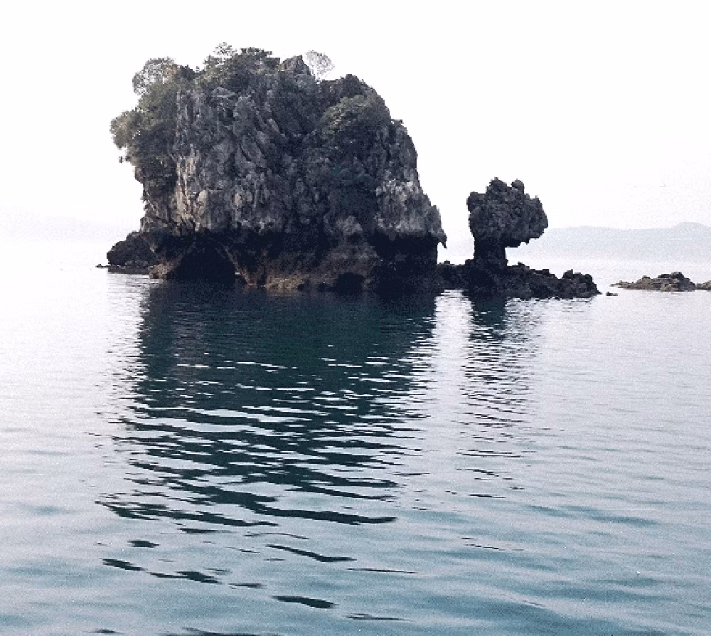 Đâu đó là đảo đá mồ côi mang hình dáng một con thiên nga đang bơi lội