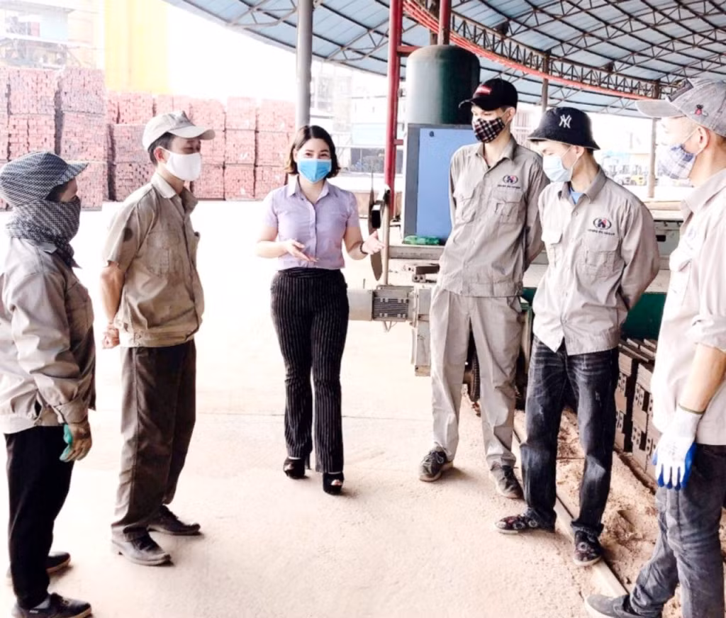 Chị Nguyễn Thị Thu Huyền, Chủ tịch Công đoàn Công ty CP Tập đoàn Hoàng Hà, thăm, động viên công nhân trực tiếp sản xuất nhân Tháng Công nhân năm 2021.