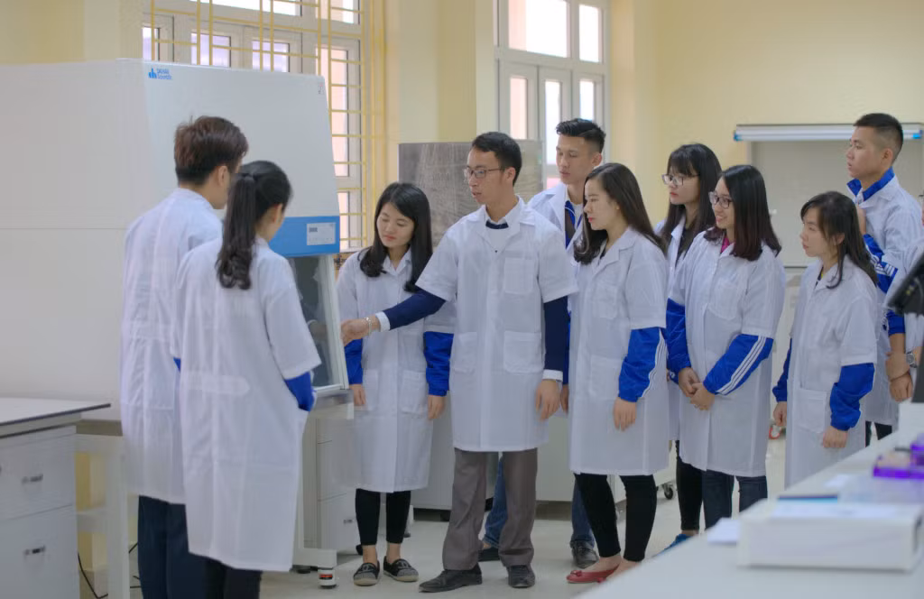 Sinh viên Trường Đại học Hạ Long học tập trong điều kiện cơ sở vật chất được đầu tư đồng bộ, hiện đại.