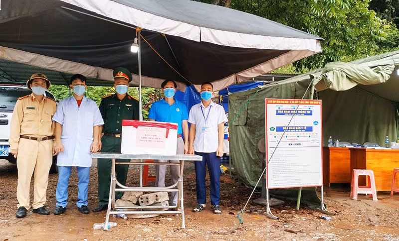 Các đơn vị, cá nhân hảo tâm tặng quà động viên lực lượng chốt trực Covid -19 xá Yên Than.