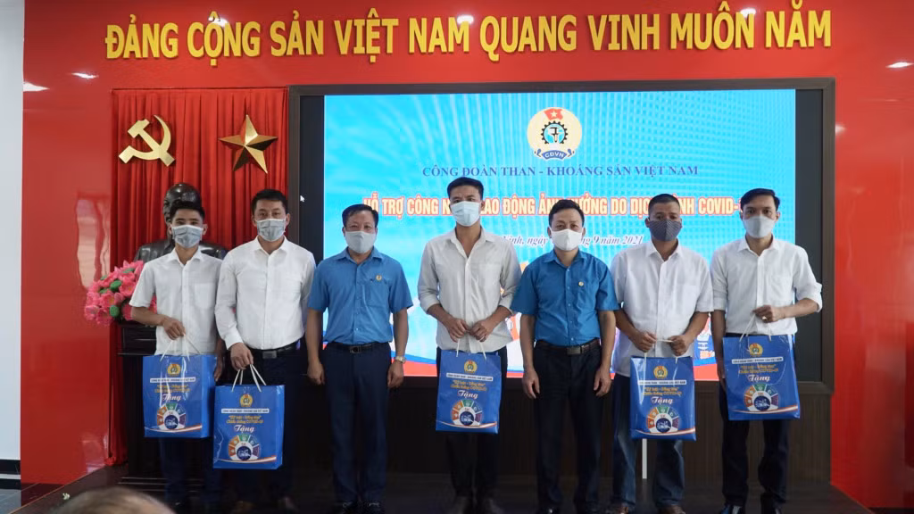 Ngày 1/9/2021, Công đoàn Than - Khoáng sản Việt Nam tặng quà hỗ trợ công nhân Công ty CP Than Vàng Danh bị ảnh hưởng dịch Covid-19.