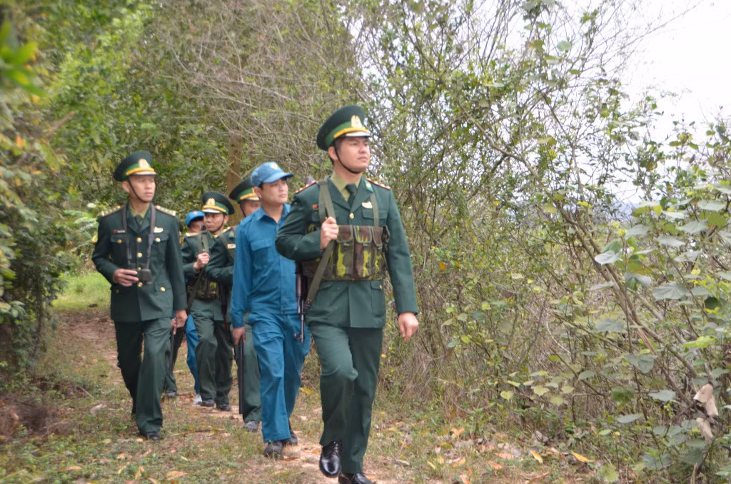 CBCS Đồn Biên phòng Hải Hòa phối hợp cùng lực lượng dân quân phường Hải Hòa tuần tra khu vực biên giới.