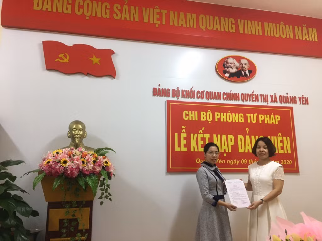 Chi bộ giao nhiệm vụ cho Đảng viên trẻ mới kết nạp.