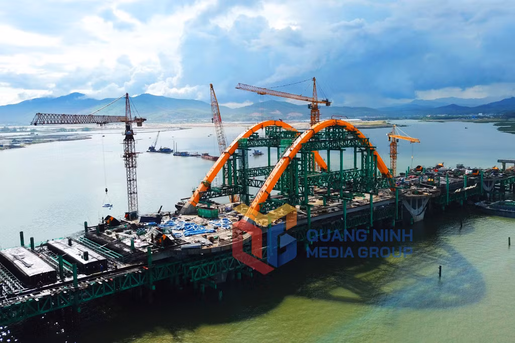 Thi công cầu Cửa Lục 1 (9-2021). Ảnh: Đỗ Phương