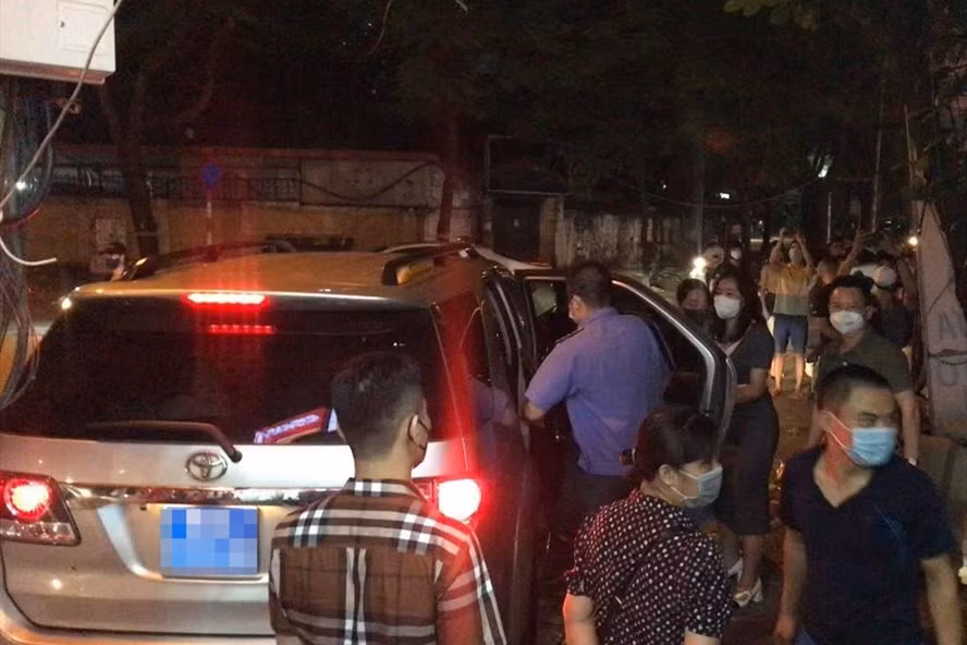 Gần 9h việc khám xét nhà ông Phùng Anh Lê - cựu Trưởng Phòng Cảnh sát kinh tế Hà Nội được hoàn tất. Ảnh: D.T