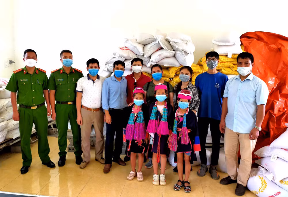 Các nhà hảo tâm trên địa bàn thành phố Hạ Long tặng gạo 3 tấn gạo cho học sinh bán trú Trường Phổ thông Dân tộc bán trú Tiểu học và Trung học cơ sở Nam Sơn (huyện Ba Chẽ) ngày 21/9 vừa qua. 