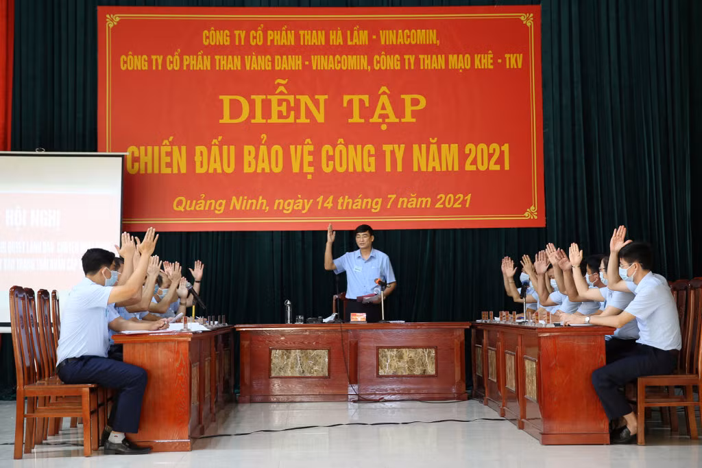 Đồng chí Phạm Văn Minh, Bí thư Đảng ủy, Giám đốc, chính trị viên Ban CHQS Công ty CP than Vàng Danh Triển khai diễn tập chiến đấu bảo vệ công ty.