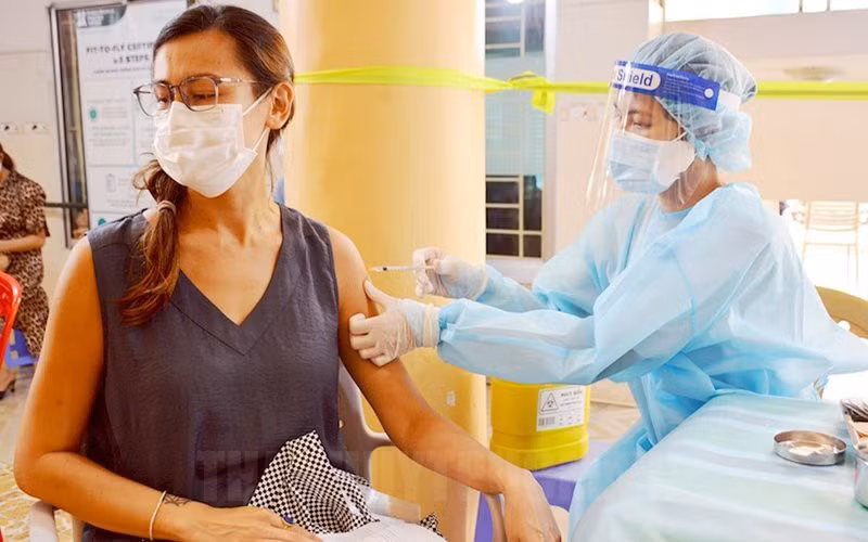 Chị Laura, công dân Tây Ban Nha tiêm vaccine ngừa Covid-19 sáng 10/8 tại phường Thảo Điền (Ảnh: hcmcpv.org.vn)