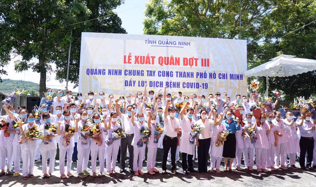 Đoàn y, bác sĩ Quảng Ninh lên đường "chia lửa" cùng TP Hồ Chí Minh chống dịch vào ngày 12/7/2021. Ảnh: Nguyễn Thanh