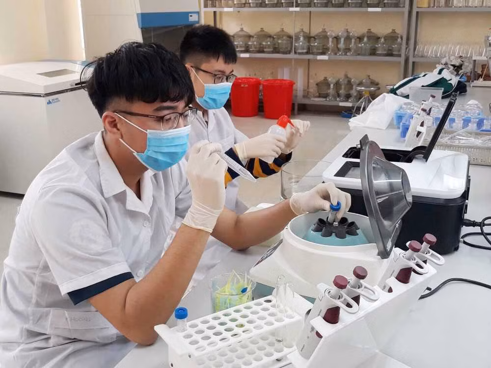 Vũ Đức Minh, Cao Mạnh Hùng (học sinh Trường THPT Uông Bí) đoạt giải nhất Cuộc thi Sáng tạo TTN, NĐ tỉnh lần thứ VI, năm 2020. Ảnh: Nguyên Ngọc