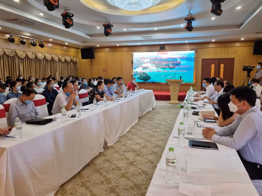 NHNN Chi nhánh Quảng Ninh tổ chức đối thoại với doanh nghiệp lĩnh vực du lịch, tháng 6/2021. Ảnh: Phan Hằng