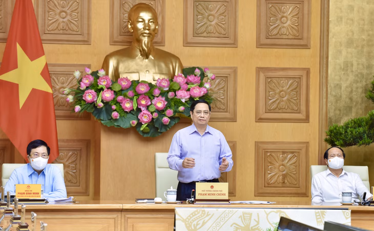 Thủ tướng yêu cầu, đầu tư công phải dẫn dắt và kích hoạt đầu tư của mọi thành phần kinh tế, huy động mọi nguồn lực trong xã hội cho đầu tư phát triển. - Ảnh: VGP/Nhật Bắc