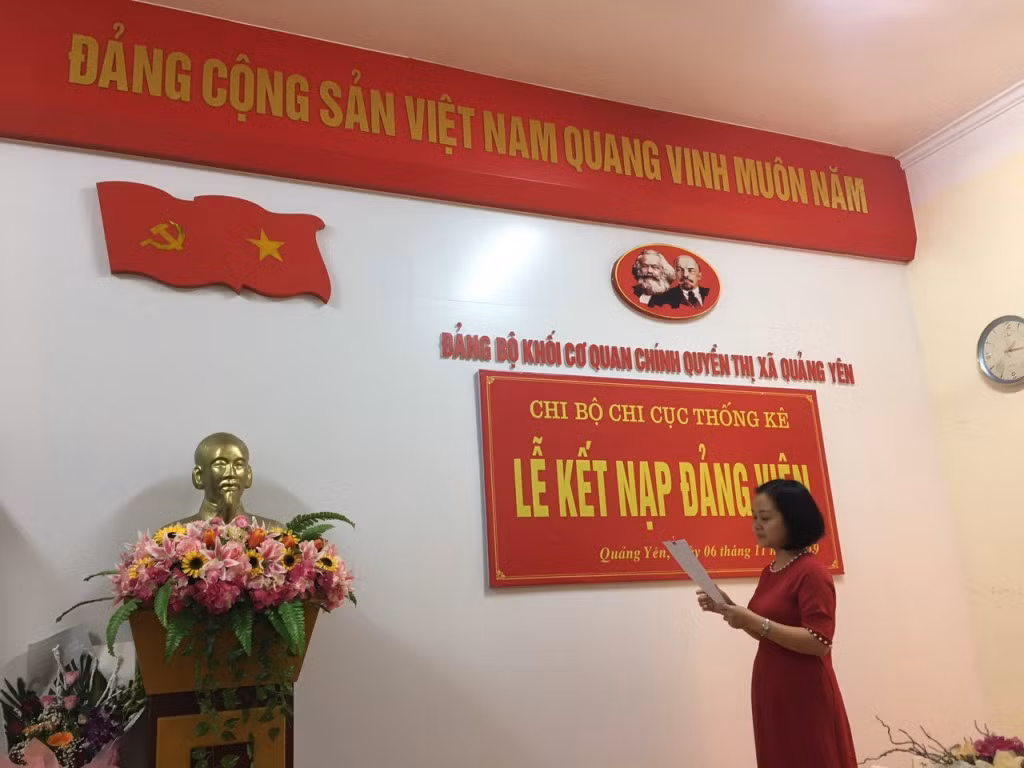 Đảng viên trẻ đọc lời tuyên thệ trước Đảng kỳ.