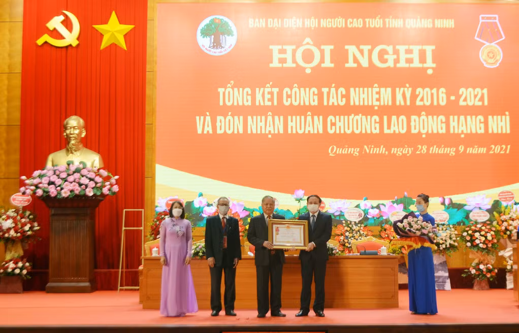 Thừa ủy quyền của Chủ tịch nước, đồng chí Nguyễn Xuân Ký, Ủy viên Trung ương Đảng, Bí thư Tỉnh ủy, Chủ tịch HĐND tỉnh, trao tặng Huân chương Lao động hạng Nhì cho Hội Người cao tuổi tỉnh nhiệm kỳ 2016-2021.