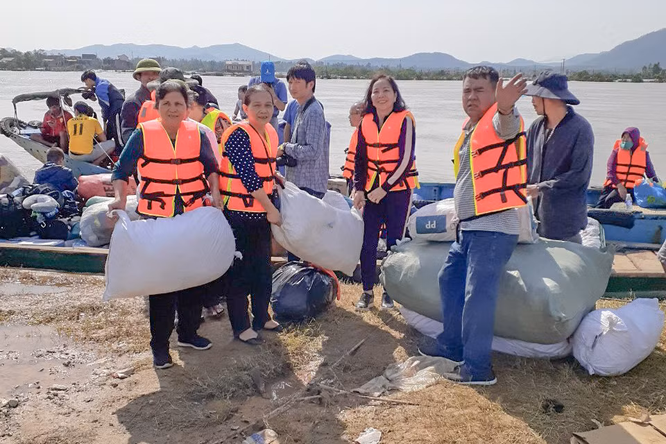 Bà Đinh Thị Thuận cùng tình nguyện viên khu 8 (phường Quang Trung) chuyển hàng cứu trợ cho người dân tỉnh Quảng Bình, tháng 10/2020. (Ảnh nhân vật cung cấp)