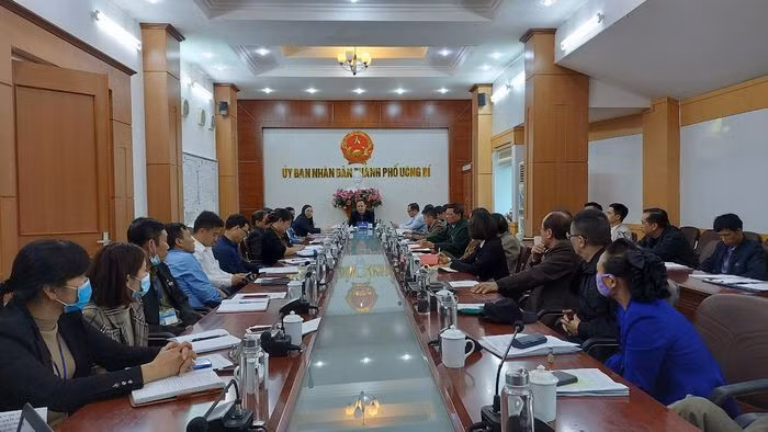 Lãnh đạo UBND TP Uông Bí làm việc với Công ty TNHH 27/7 Uông Bí tuyên truyền, vận động GPMB thực hiện dự án Khu biệt thự sông Uông.