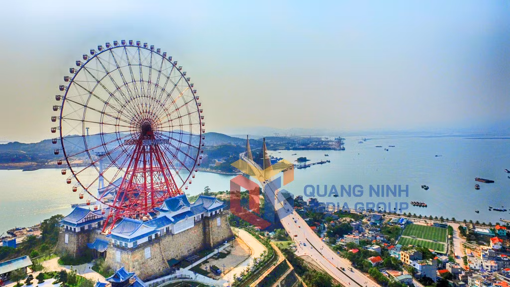 Vòng quay mặt trời tọa lạc trên đỉnh Ba Đèo. Ảnh: Hùng Sơn