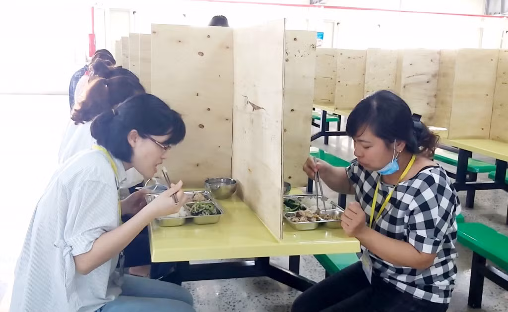 Công ty TNHH Dệt may Weitai Hạ Long bố trí vách ngăn ở bàn ăn ca để phòng chống dịch.
