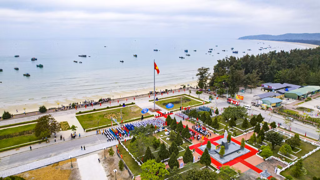 Cột cờ trên đảo tiền tiêu Cô Tô trở thành điểm nhấn, thu hút với những ai đặt chân đến đảo.
