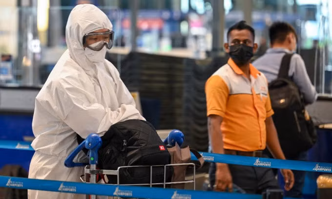 Hành khách tại sân bay Kuala Lumpur của Malaysia hôm 29/11. Ảnh: AFP.