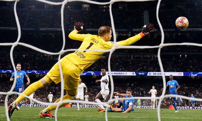 Thủ môn Peter Gulacsi bị Vinicius đánh bại trong pha mở tỷ số của Real trước Leipzig, lượt về vòng 1/8 Champions League trên sân Bernabeu, thành phố Madrid, Tây Ban Nha, tối 6/3/2024. Ảnh: Reuters