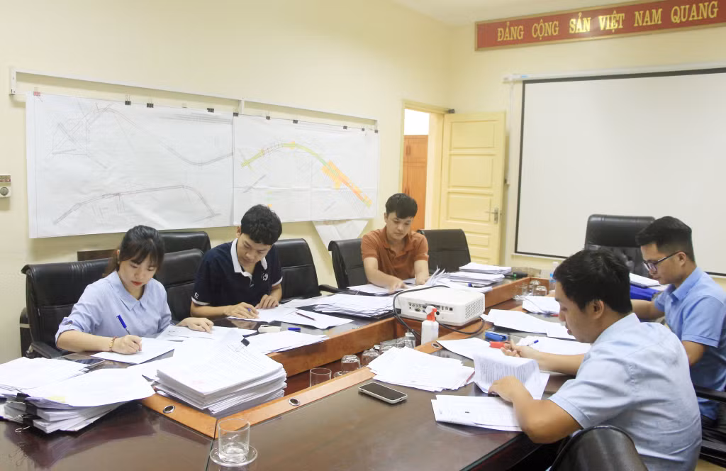 Bộ phận nghiệp vụ Trung tâm Phát triển quỹ đất TX Quảng Yên tập trung rà soát, hoàn thiện các thủ tục GPMB tuyến đường ven sông.