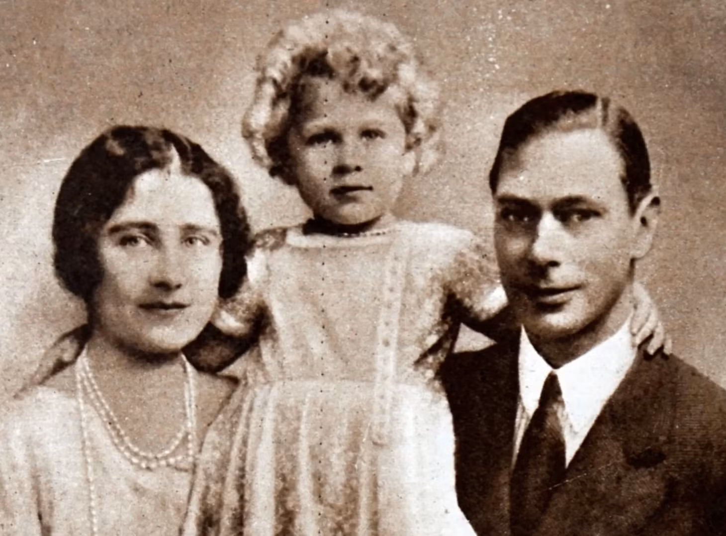 Công chúa Elizabeth và bố mẹ là Công tước và Công nương xứ York, sau đó trở thành Vua George VI và Nữ hoàng Elizabeth.