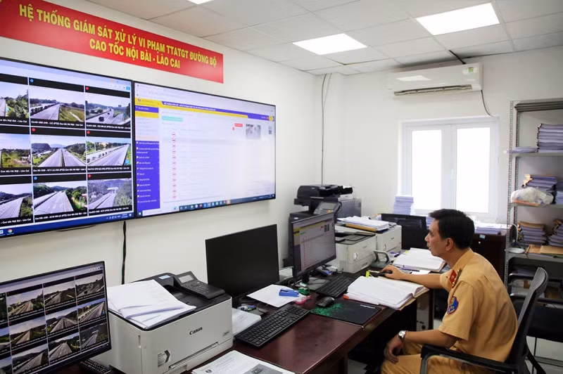 Cán bộ CSGT trực giám sát Trung tâm điều hành hệ thống giám sát xử lý vi phạm trật tự an toàn giao thông.