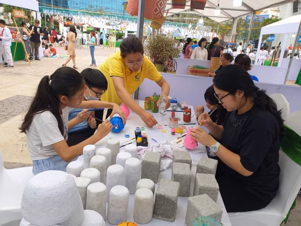 Các em học sinh rất thích thú khi được trải nghiệm làm những sản phẩm tái chế ở HTX Green Life Hạ Long.