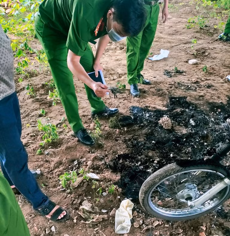 Lực lượng chức năng khám nghiệm hiện trường điều tra nguyên nhân tử vong của nạn nhân.