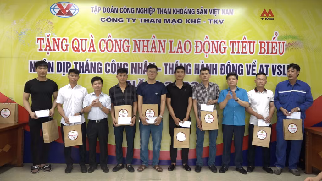 Công ty Than Mạo Khê tặng quà công nhân tiêu biểu.