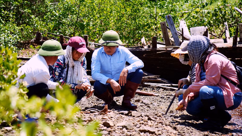 Tiến sĩ Lê Thị Liên và các chuyên gia của Hội Khảo cổ học Việt Nam trong chuyến khảo sát Thương cảng Vân Đồn, tháng 8/2022.
